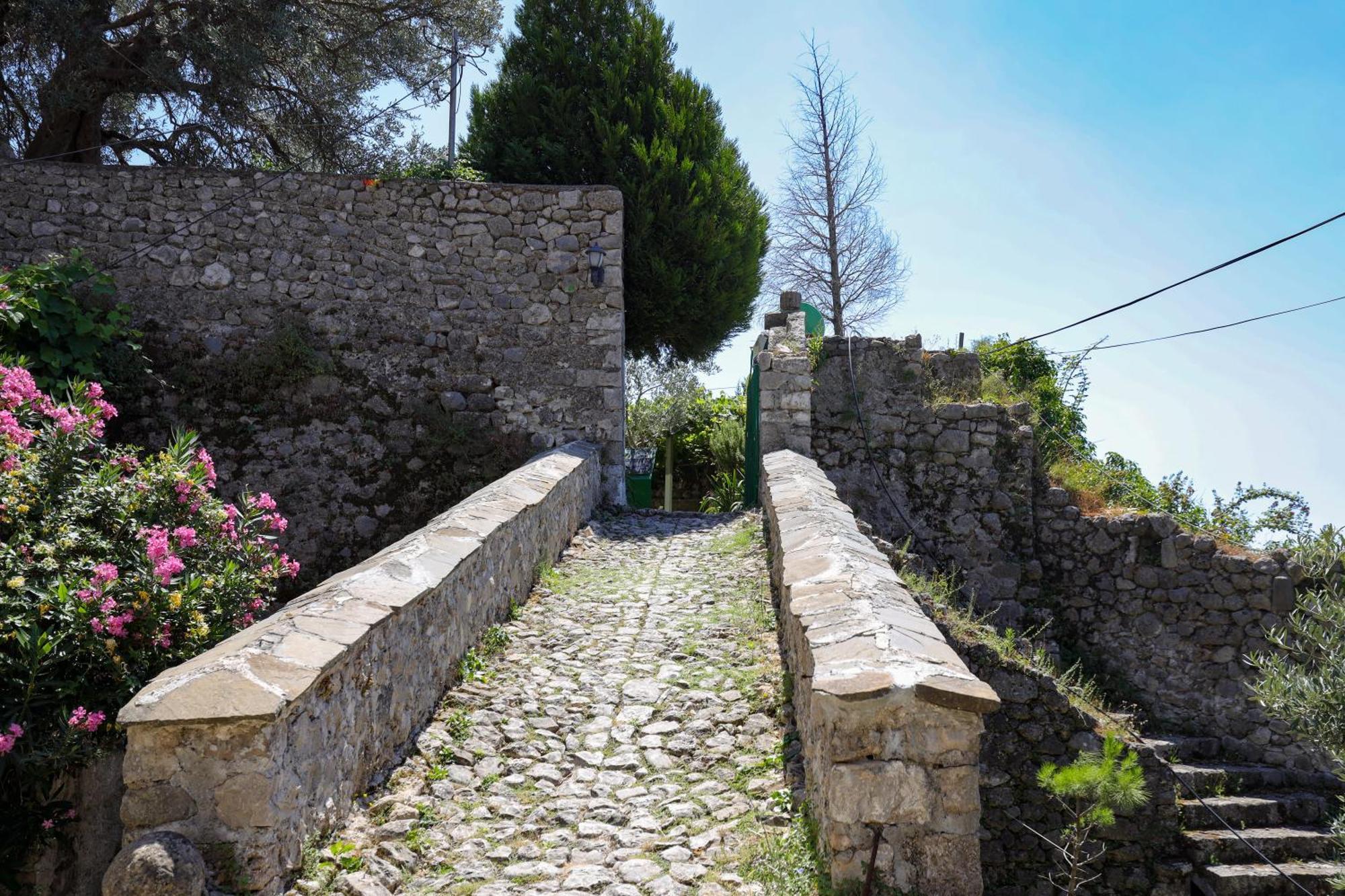 The House Of Dollma , Inside Kruja Castle Hotel Eksteriør billede