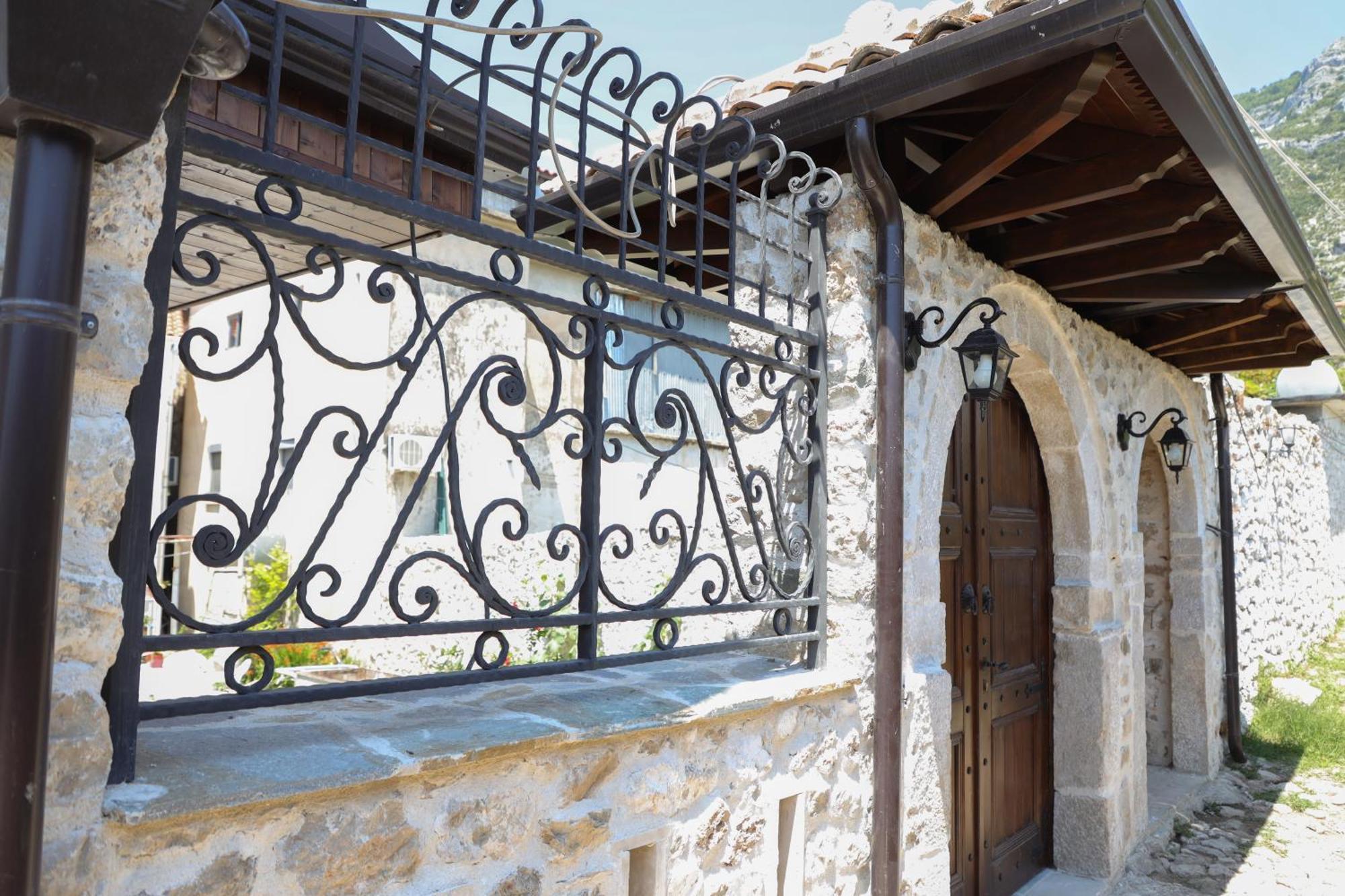 The House Of Dollma , Inside Kruja Castle Hotel Eksteriør billede